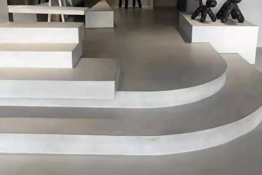 Escalier en béton ciré aux formes arrondies et rectangulaires. Escalier en béton ciré aux formes arrondies et rectangulaires.
